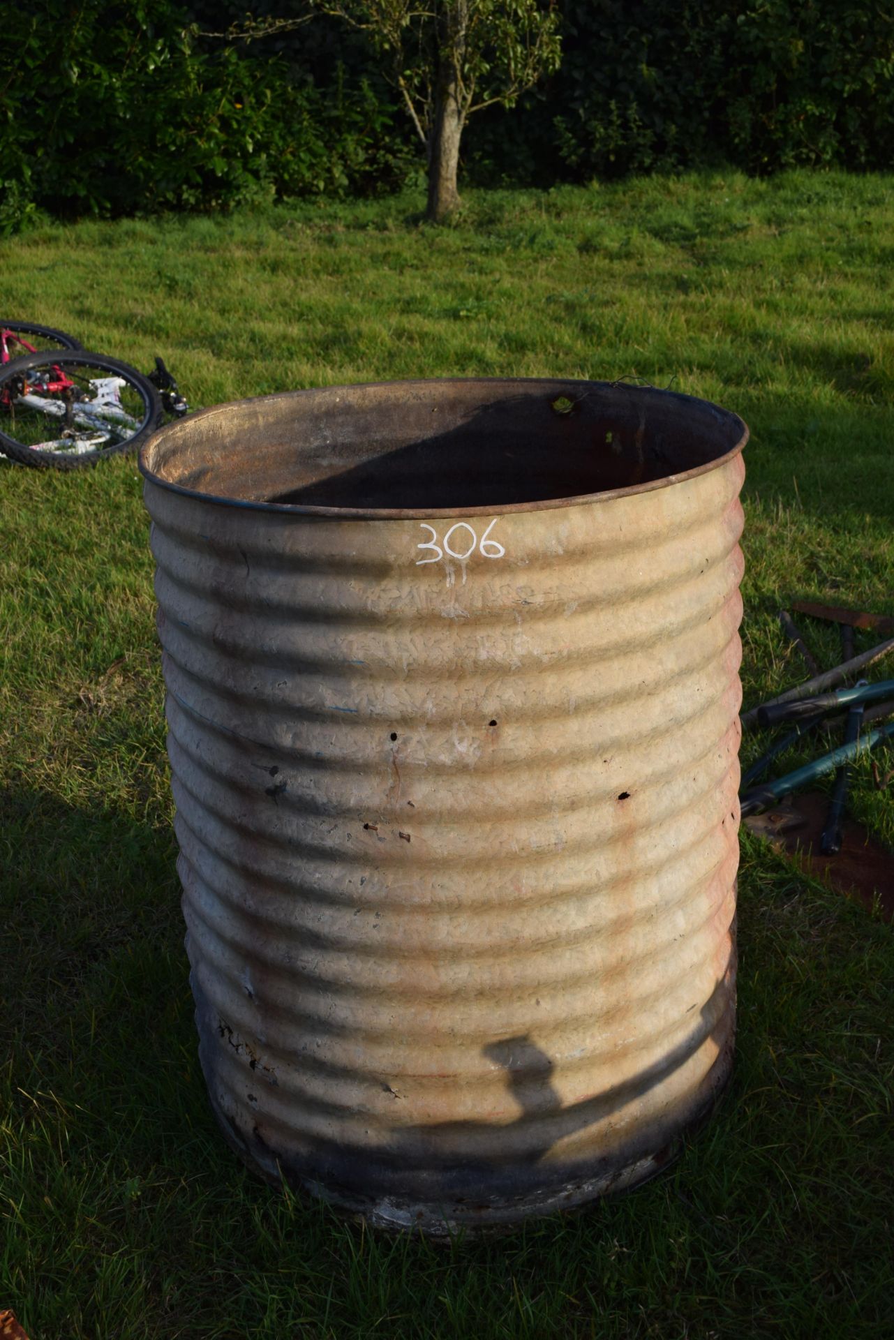 Vintage ribbed water tank (a/f)