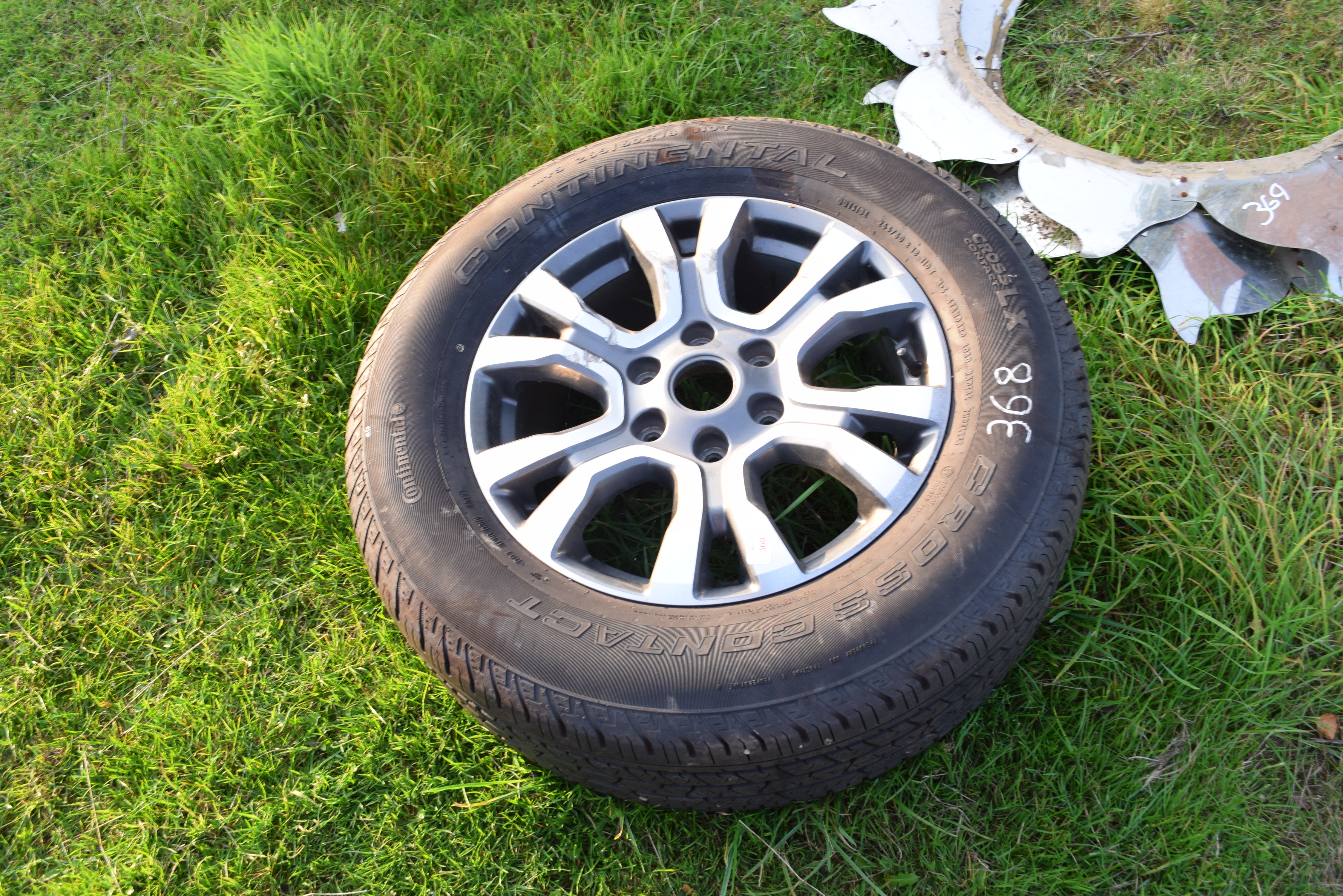 Set of four Land Rover wheels fitted with Pirelli tyres, together with a further wheel (5)