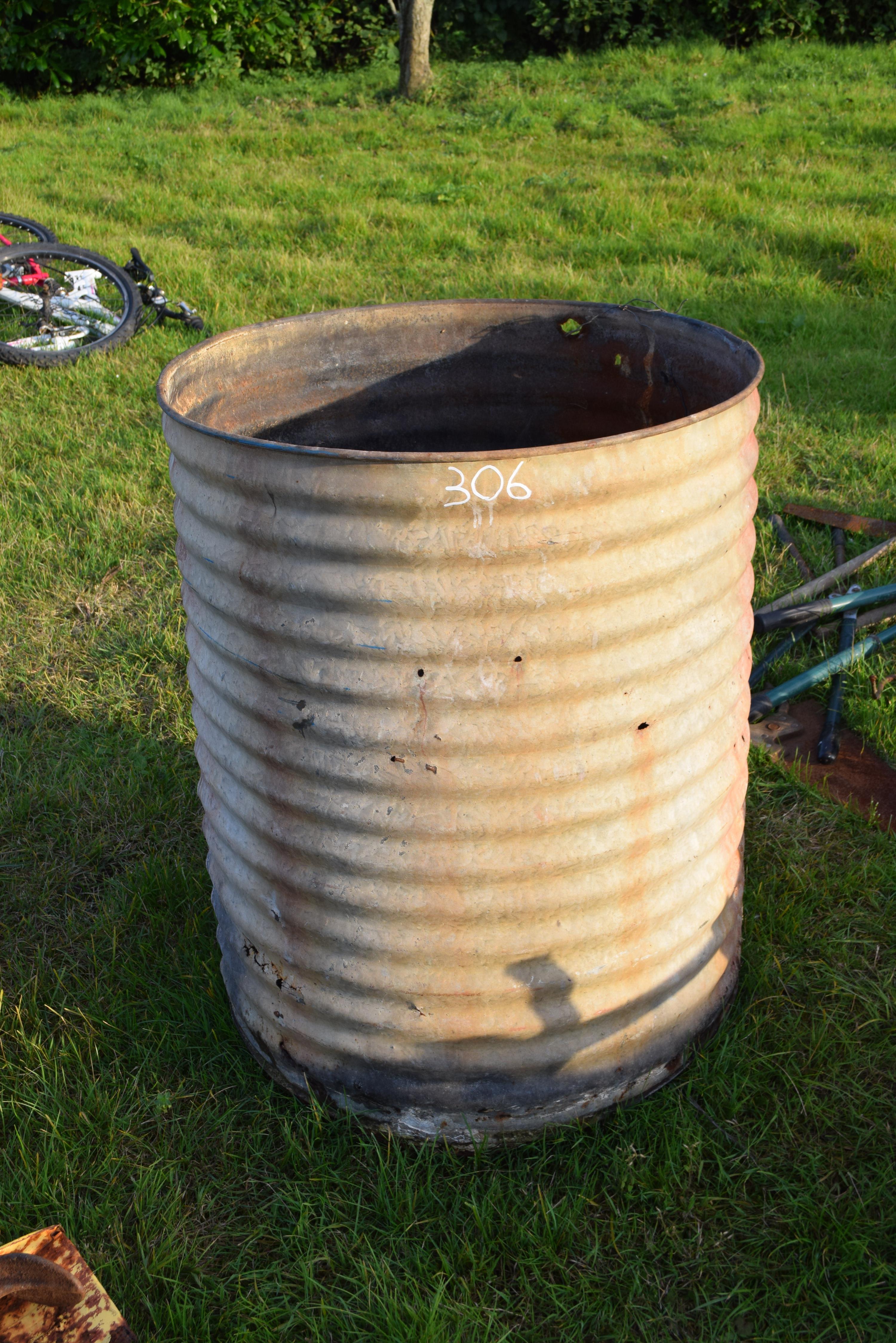 Vintage ribbed water tank (a/f) - Image 2 of 2