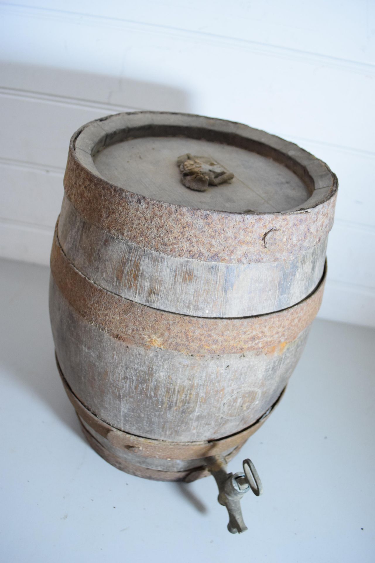 Small oak water/wine barrel with half pint tin jug and two funnels - Image 2 of 2