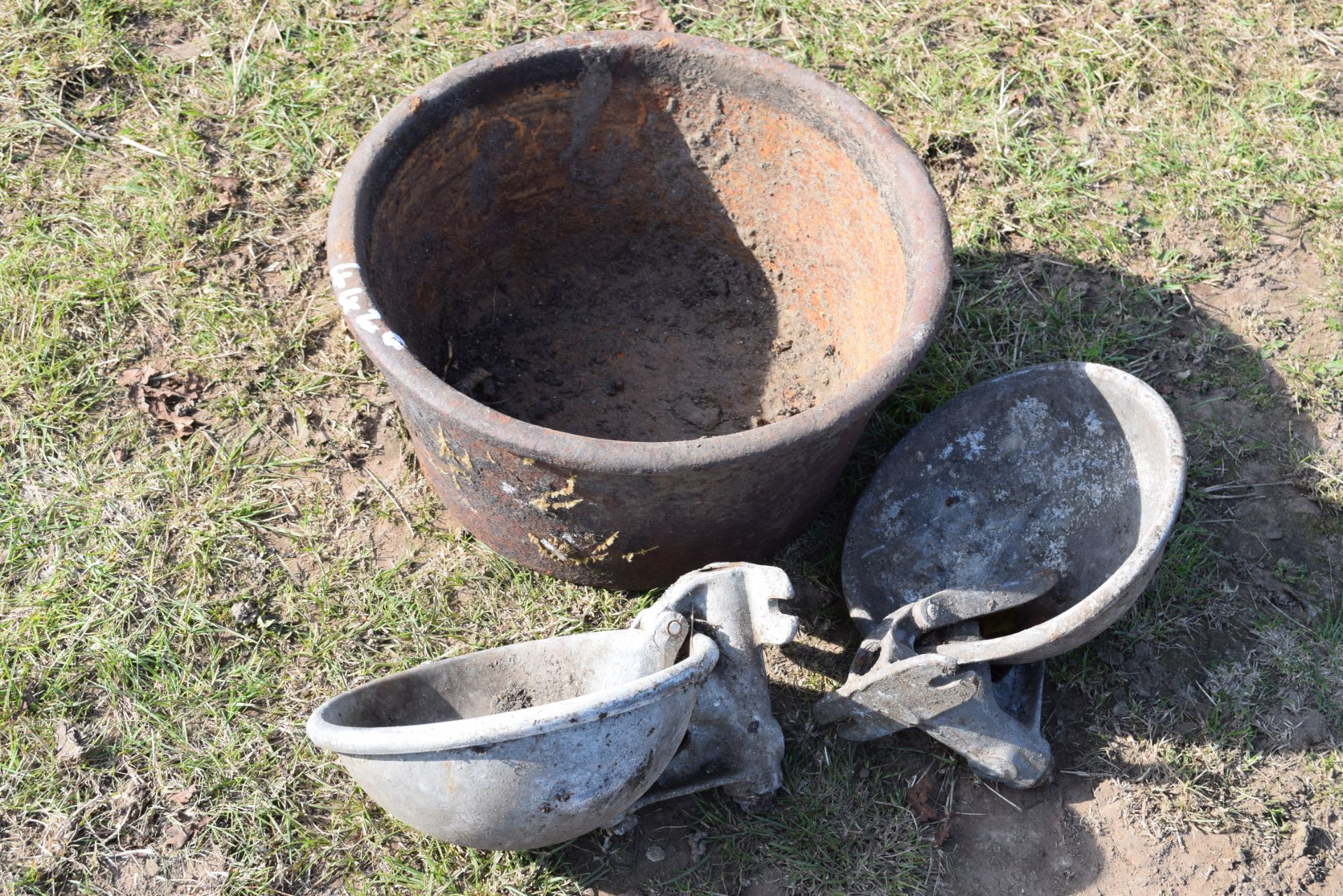 Cast iron drinker with two stainless steel drinkers