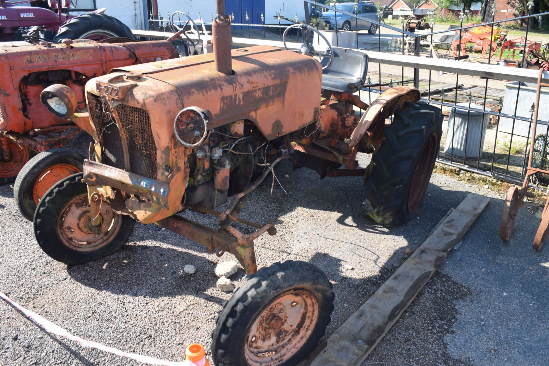 Allis Chalmers D-272 vintage tractor - Image 2 of 3