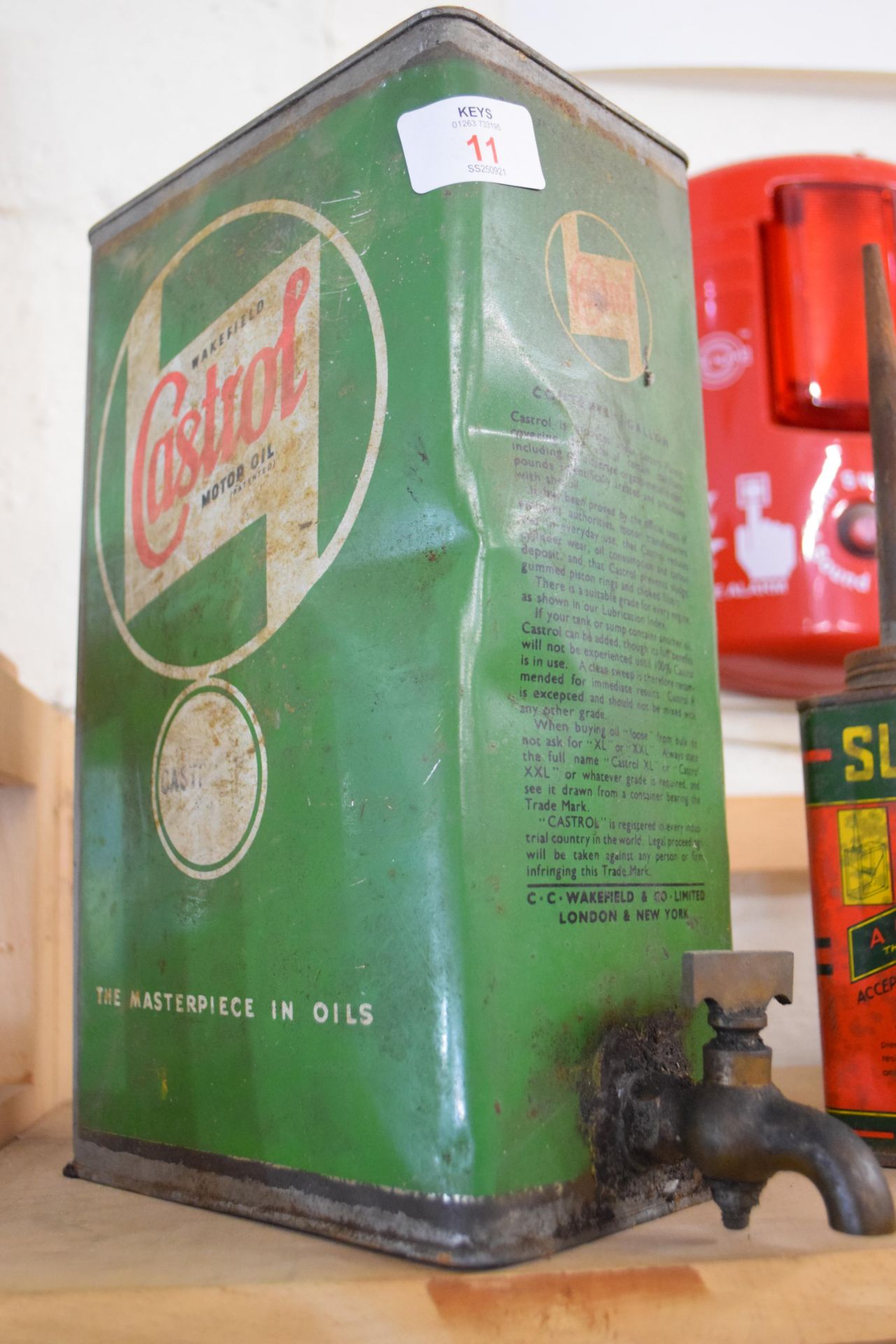 Selection of oil cans, one marked Castrol Motor Oil plus two others - Bild 2 aus 4