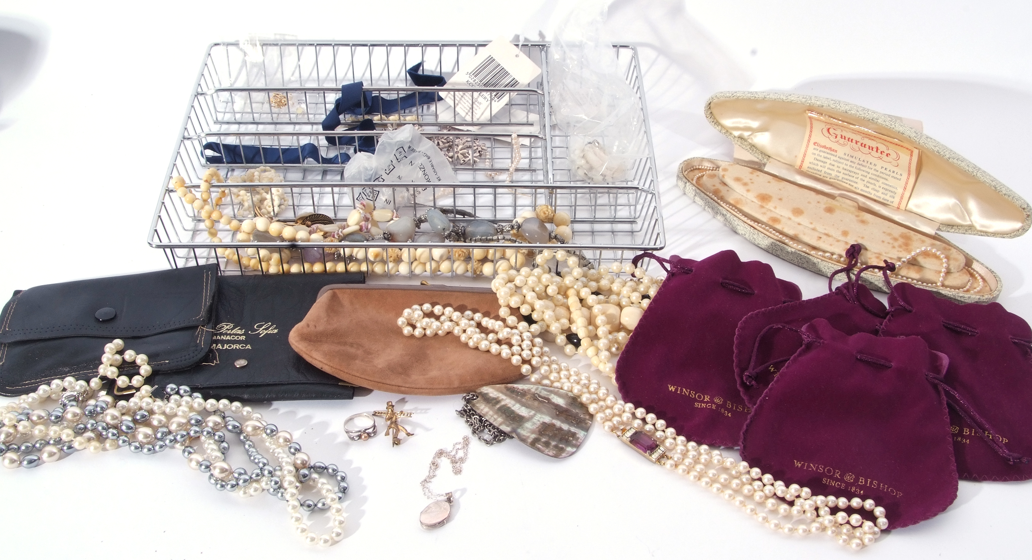 Tray of costume jewellery to include necklaces, brooches and four Winsor Bishop jewellery bags ( - Image 3 of 3