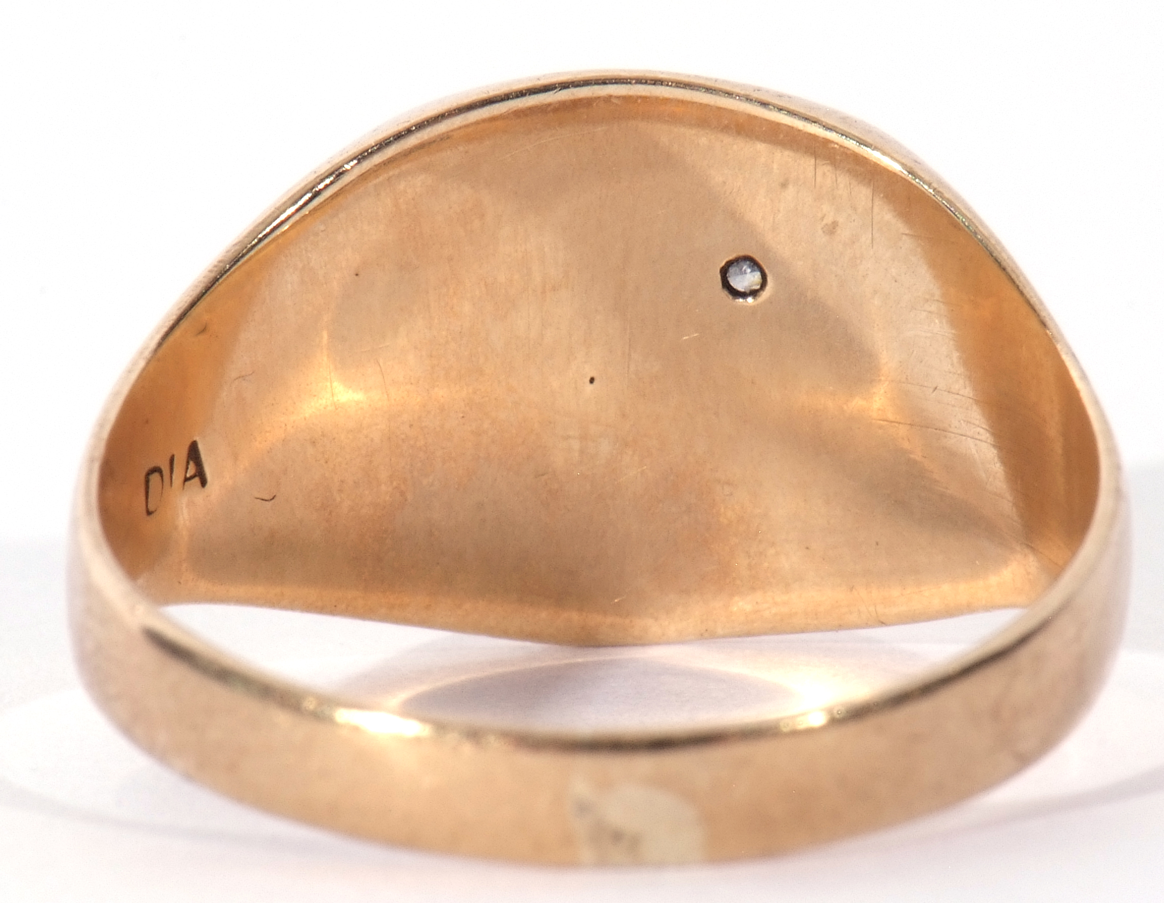 Gents signet ring, the barrel shaped panel part chased and engraved and highlighted with a small - Image 4 of 8