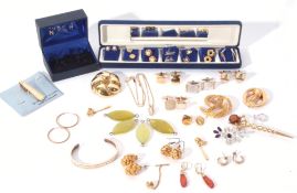 Mixed Lot: costume jewellery, brooches, earrings, necklaces etc