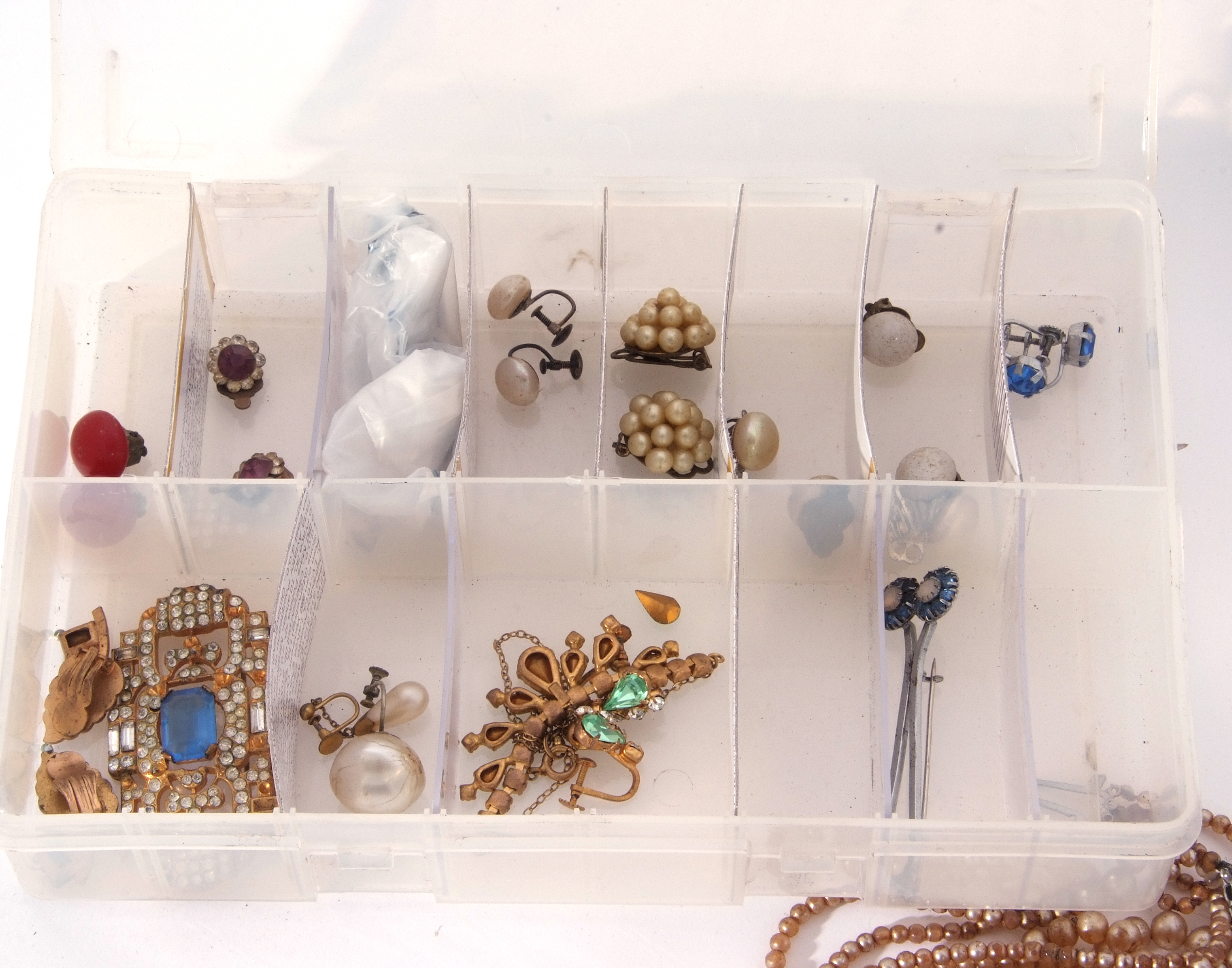Small box of costume jewellery to include brooches, beads, earrings etc - Image 4 of 4
