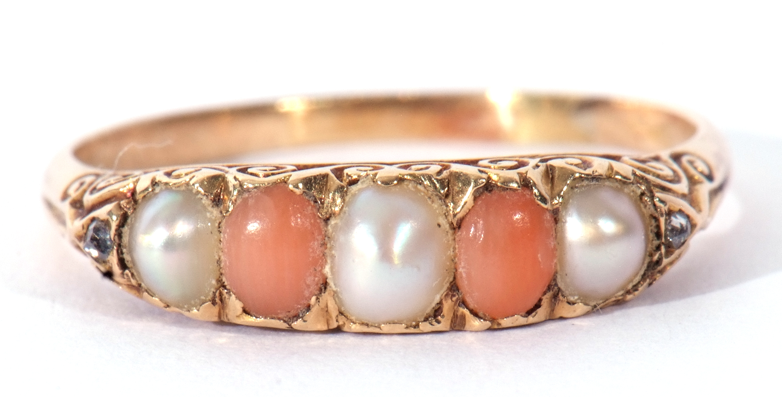 Vintage pearl and coral bead ring, alternate set with three split seed pearls and two coral beads, - Image 2 of 7