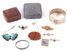 Mixed Lot: 9ct stamped Etruscan style brooch, an oval sandstone brooch in a 9c stamped mount, a