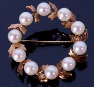 9ct gold and cultured pearl brooch, a garland of ten pearls between chased leaves, diam 3.5cm,