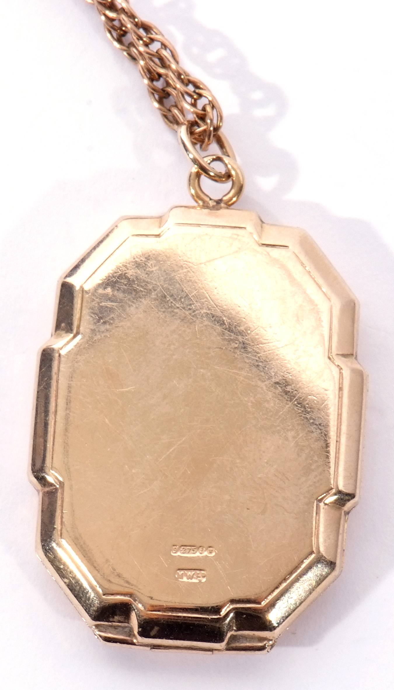 9ct gold hinged locket of shaped rectangular form, 3 x 2cm, engraved and chased to front with a - Image 2 of 3