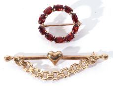 Mixed Lot: 9ct gold garnet set garland brooch, 18mm diam, Birmingham 1990, together with a 9ct