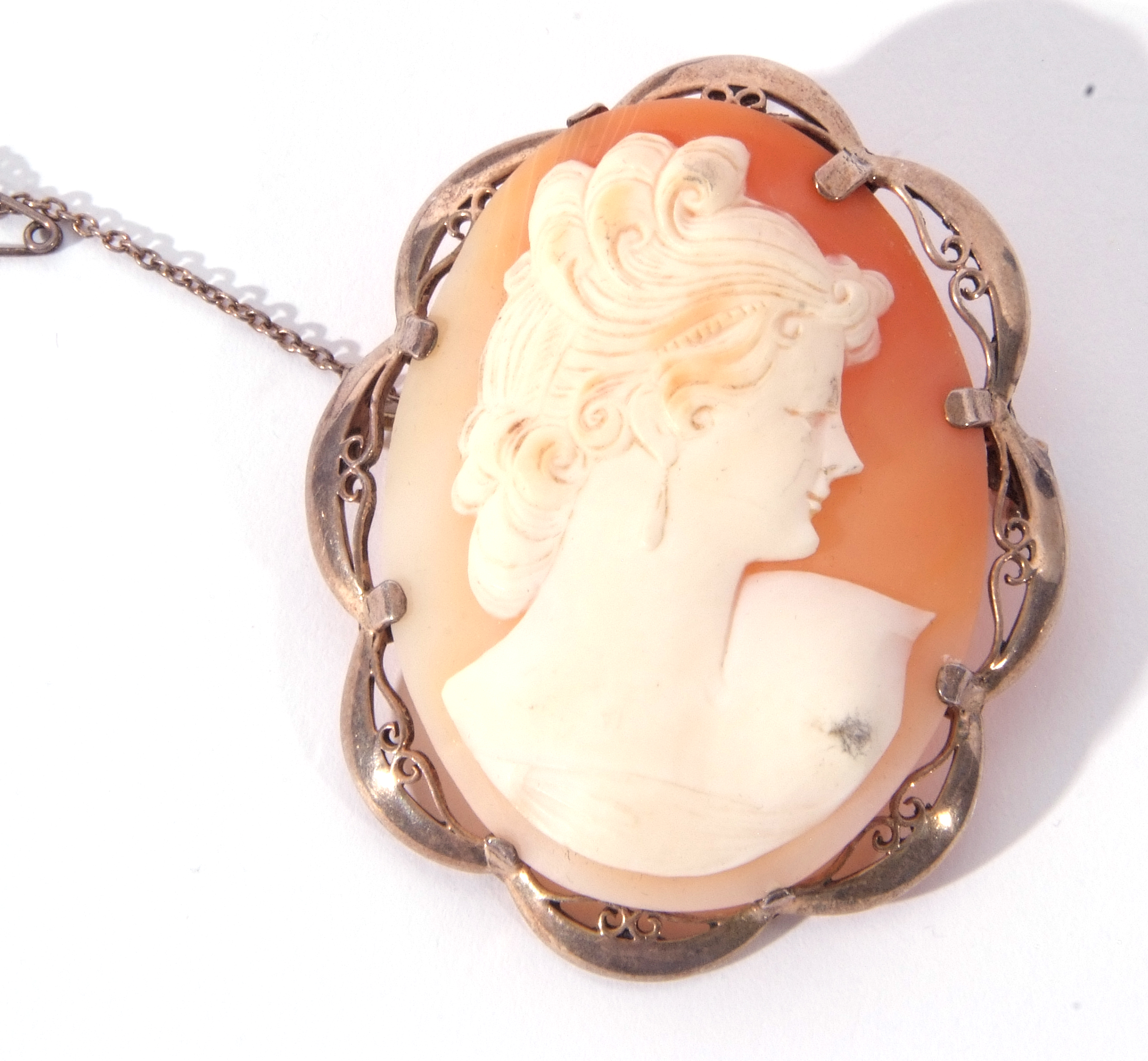 Mixed Lot: vintage oval cameo brooch depicting head and shoulders of a classical lady in a silver - Image 5 of 7