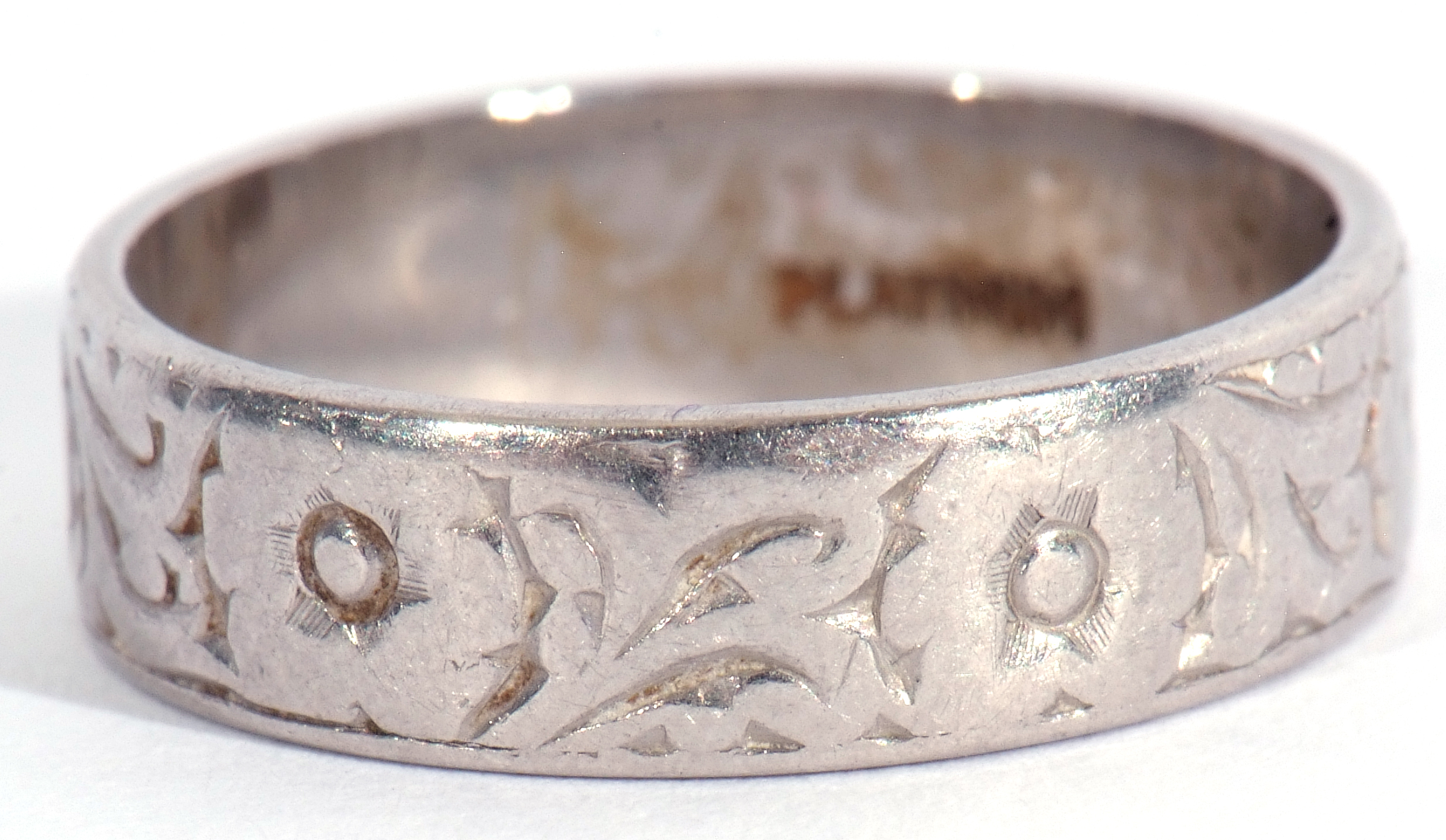 Platinum band with chased and engraved detail, 5.8gms, size L/M - Image 2 of 3