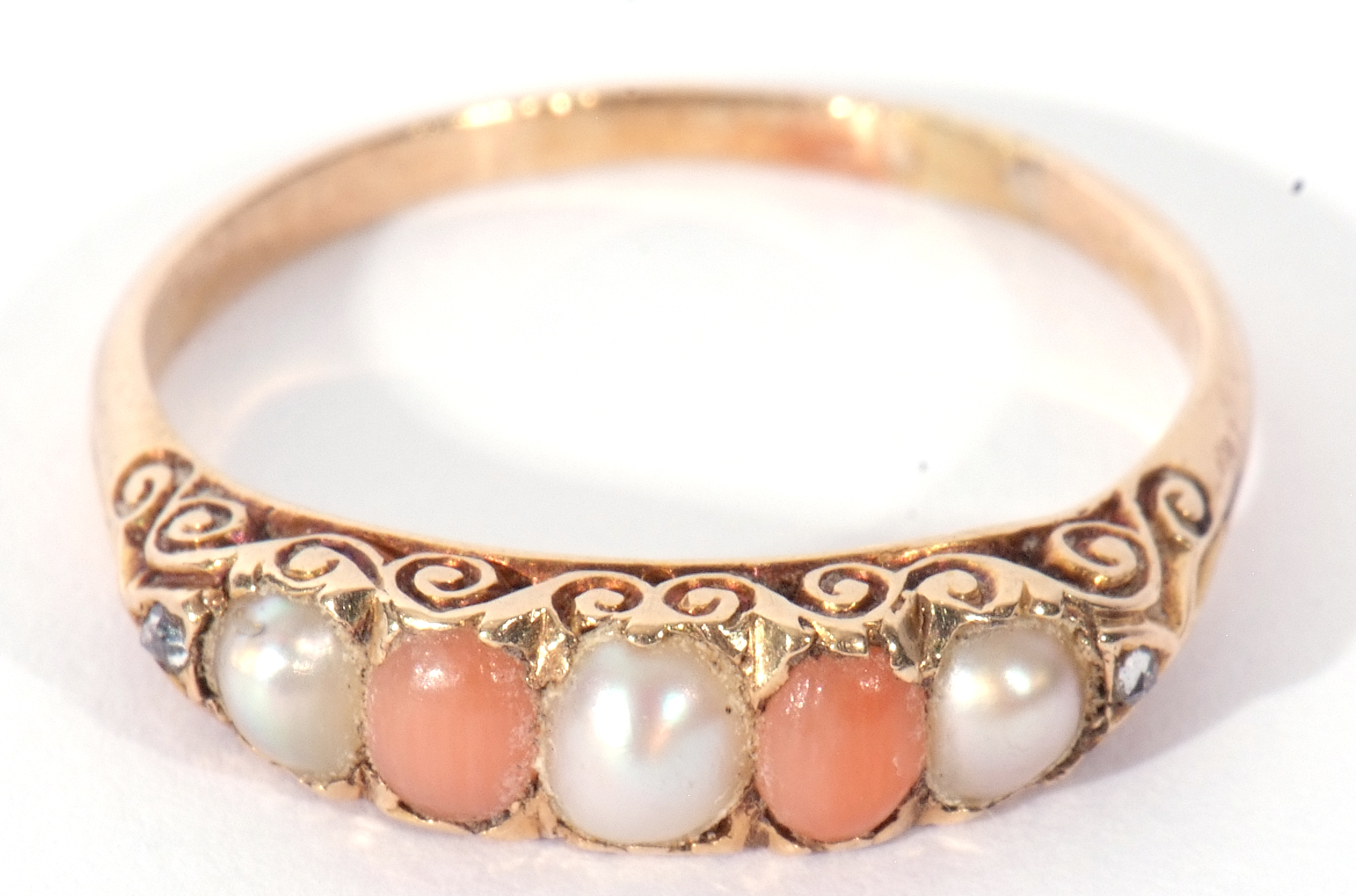 Vintage pearl and coral bead ring, alternate set with three split seed pearls and two coral beads, - Image 7 of 7