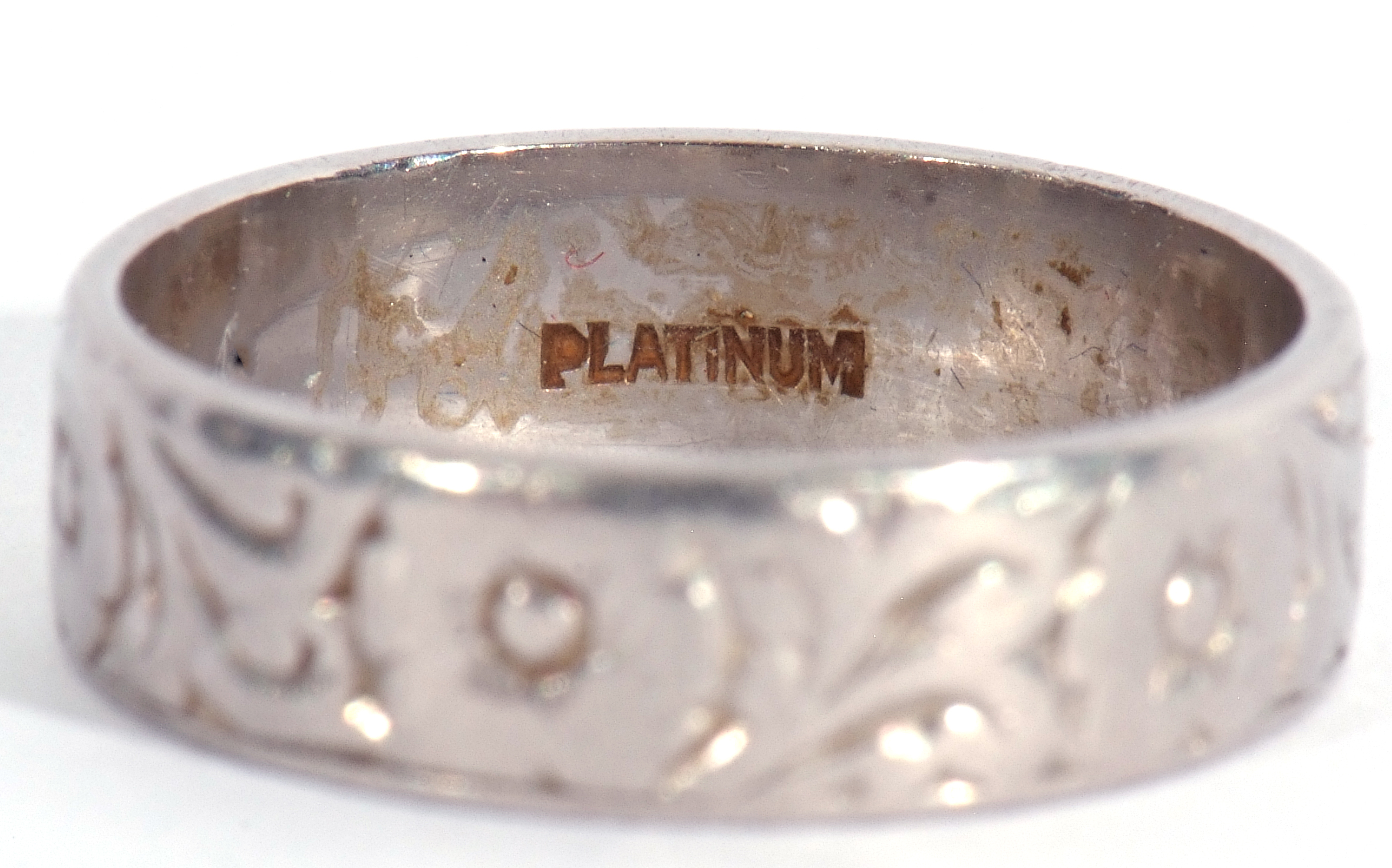 Platinum band with chased and engraved detail, 5.8gms, size L/M - Image 3 of 3