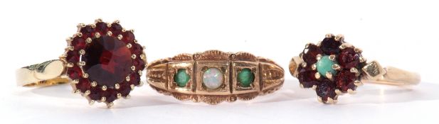 Mixed Lot: 9ct gold small opal and emerald three stone ring, Birmingham 1976, size K, a garnet
