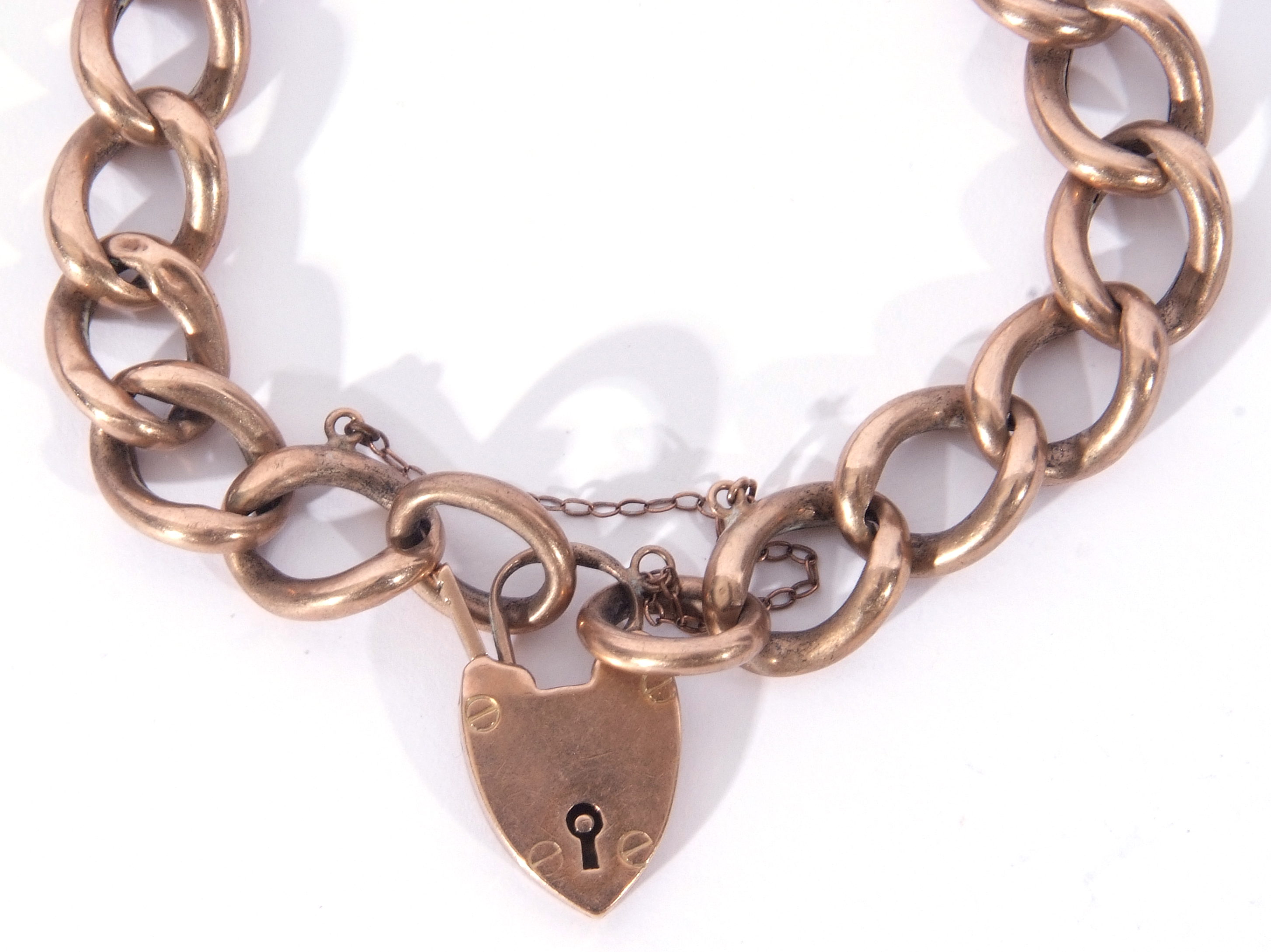 9ct stamped large curb link bracelet to a heart padlock and safety chain fitting, 15gms - Image 2 of 4