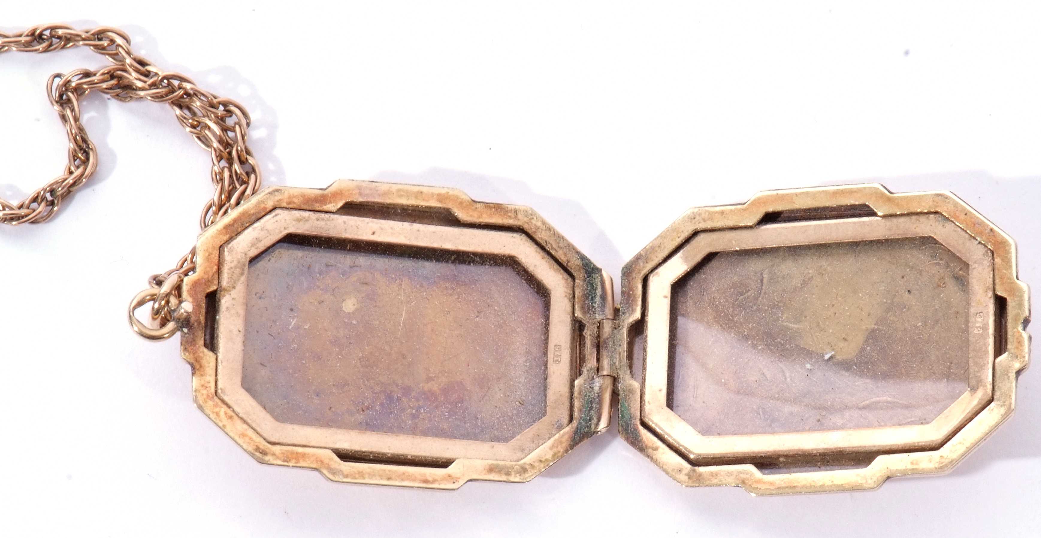 9ct gold hinged locket of shaped rectangular form, 3 x 2cm, engraved and chased to front with a - Image 3 of 3