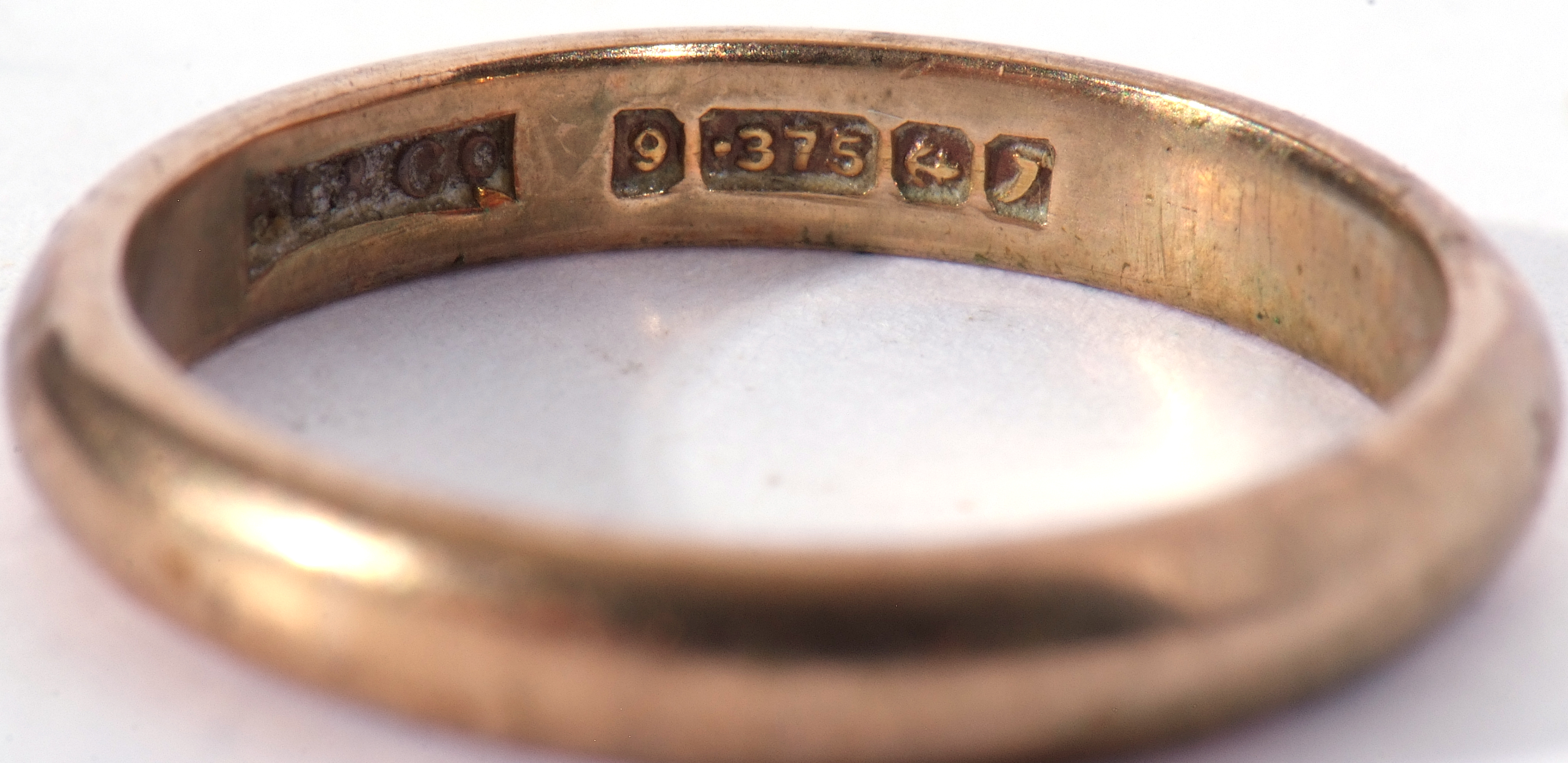 9ct gold wedding ring of plain polished design, 2.3gms, together with an 18ct stamped band, g/w 2. - Image 4 of 4