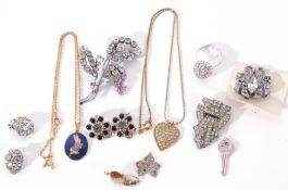 Mixed Lot: small amount of costume jewellery to include brooches, earrings, pendants etc