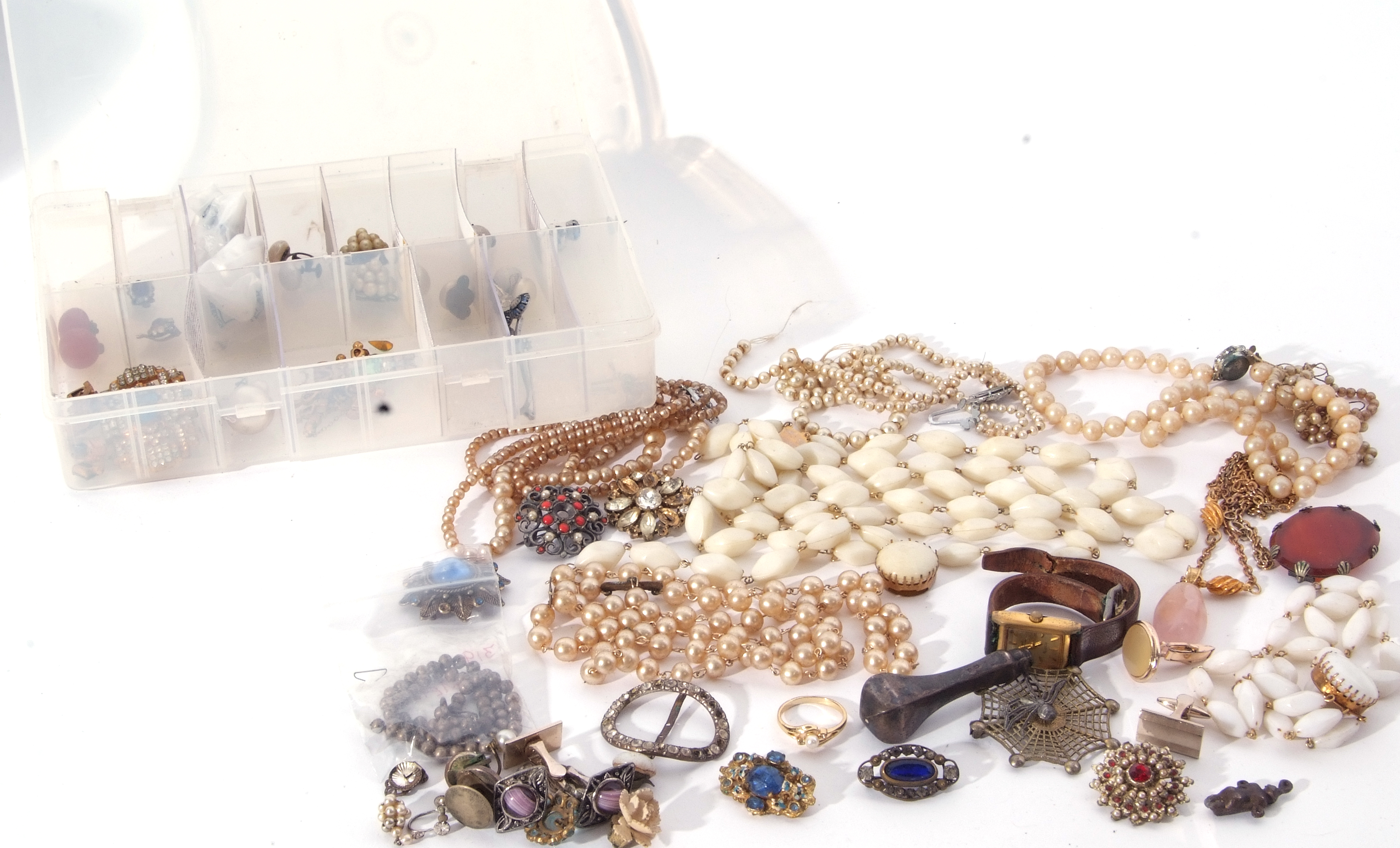 Small box of costume jewellery to include brooches, beads, earrings etc - Image 2 of 4