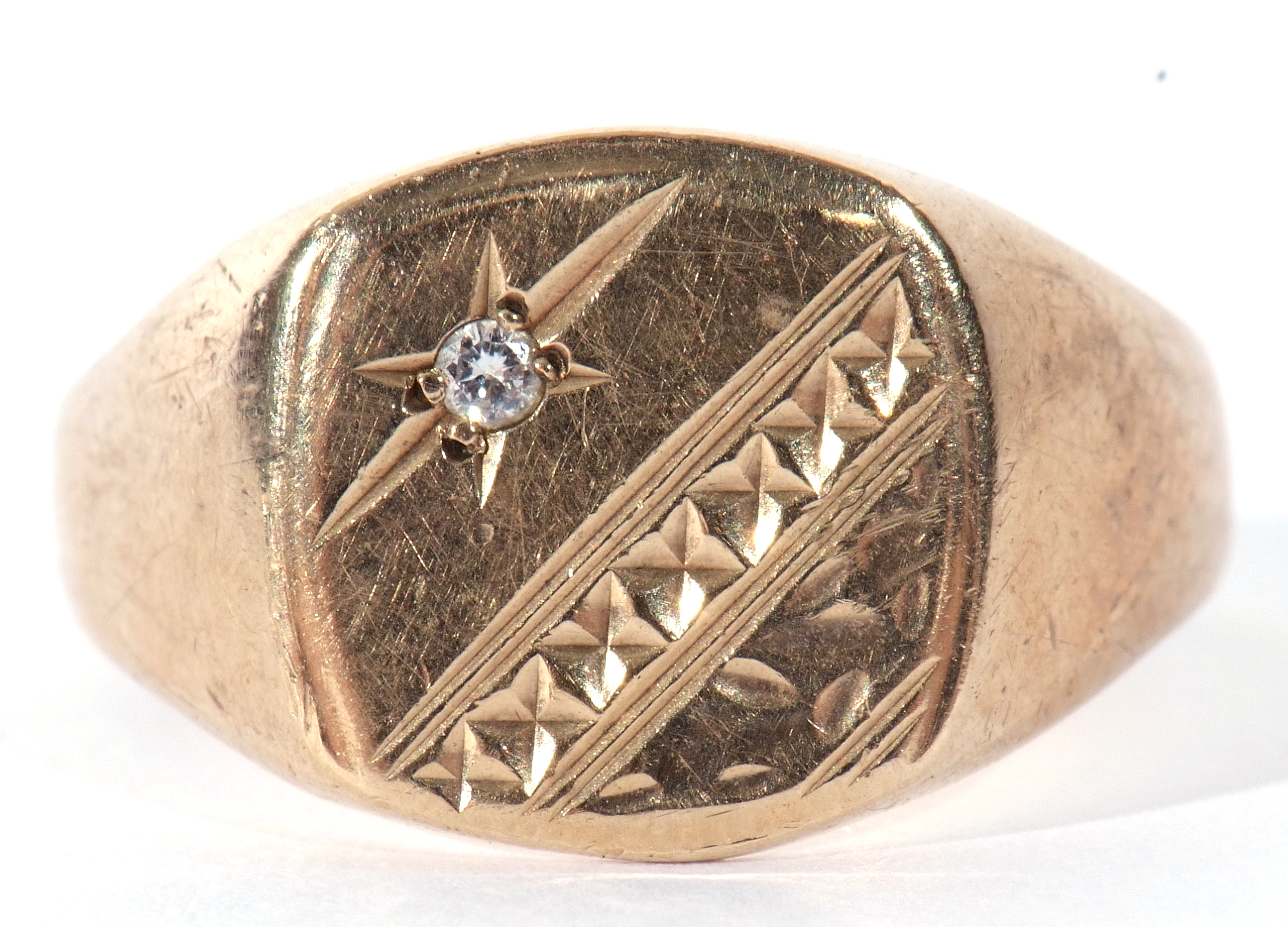 Gents signet ring, the barrel shaped panel part chased and engraved and highlighted with a small - Image 2 of 8