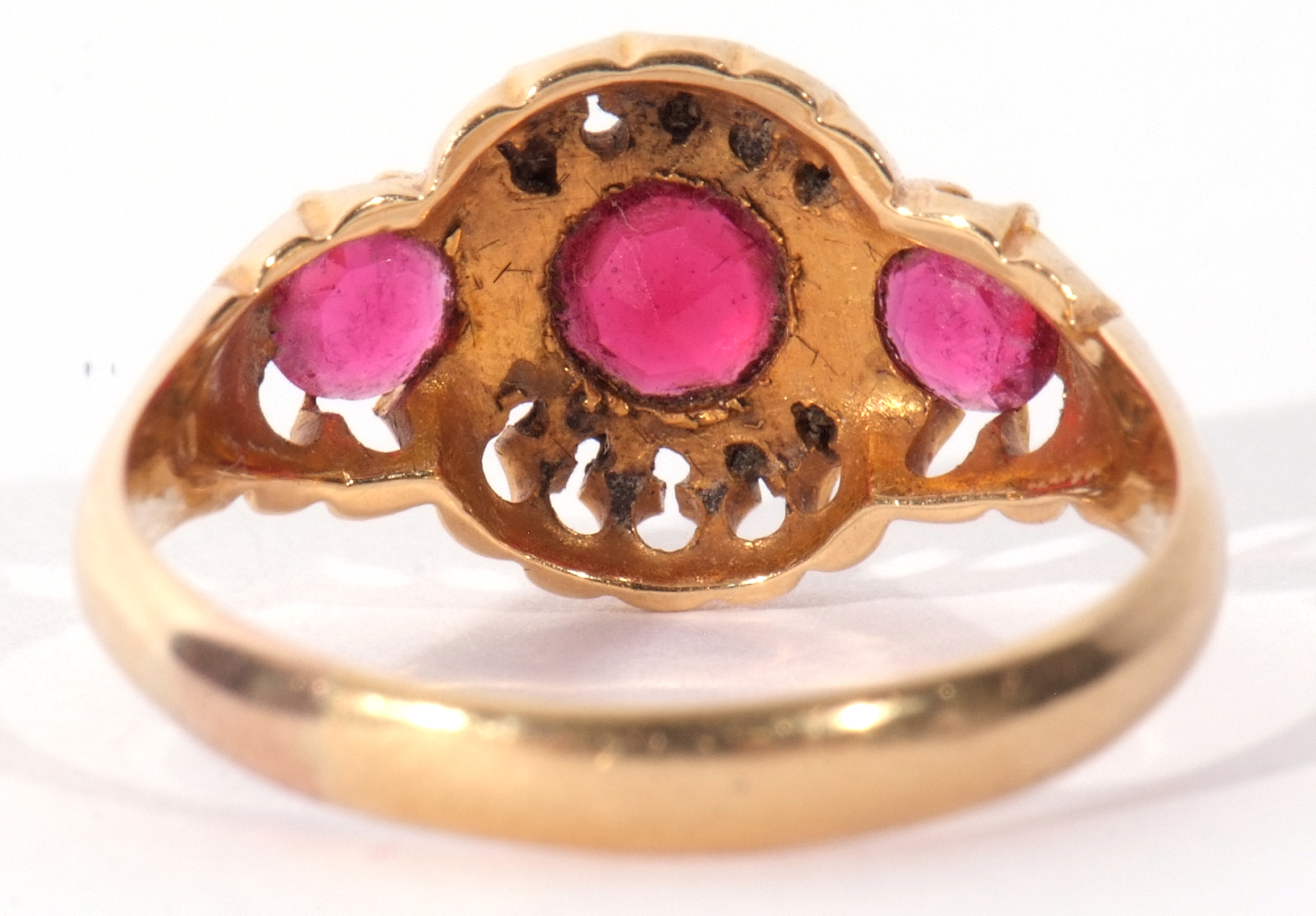18ct gold red and pink three stone ring, highlighted with five small diamonds (five missing), 3.5gms - Image 4 of 7