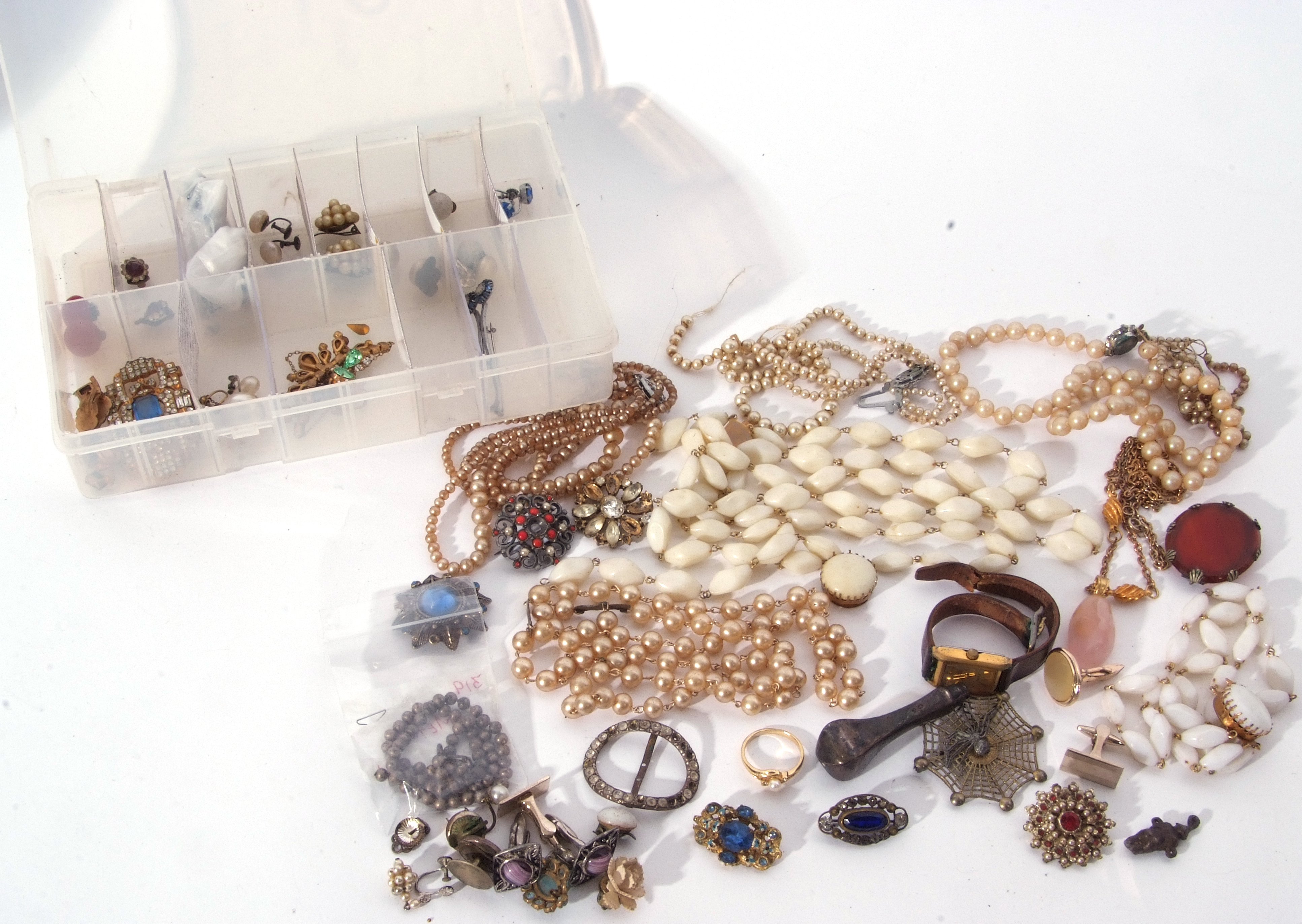 Small box of costume jewellery to include brooches, beads, earrings etc - Image 3 of 4