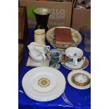 MIXED LOT TO INCLUDE WEDGWOOD GOLD MEDALLION PATTERN DINNER PLATES, DECORATED PLATES, JUGS AND A MRS