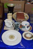 MIXED LOT TO INCLUDE WEDGWOOD GOLD MEDALLION PATTERN DINNER PLATES, DECORATED PLATES, JUGS AND A MRS