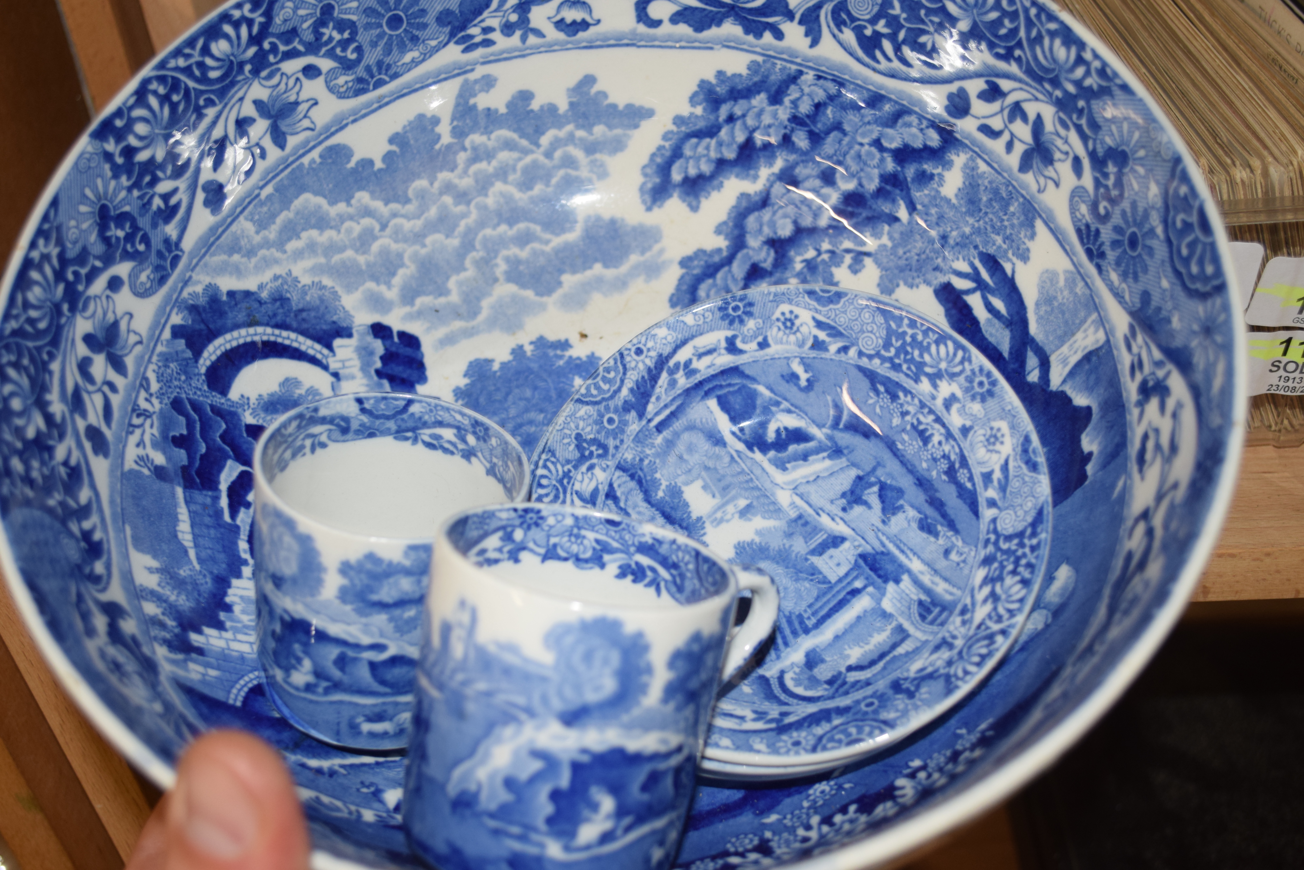 MIXED LOT OF COPELAND SPODE ITALIAN PATTERN BOWL TOGETHER WITH COFFEE CANS AND SAUCERS - Image 2 of 2