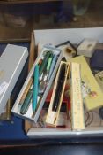 MIXED LOT COMPRISING VINTAGE FOUNTAIN PEN, PROPELLING PENCILS, CHATSWORTH VACUUM FILLING PEN ETC