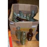 MIXED LOT OF VINTAGE GLASS BOTTLES TO INCLUDE SOME CODD