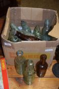 MIXED LOT OF VINTAGE GLASS BOTTLES TO INCLUDE SOME CODD