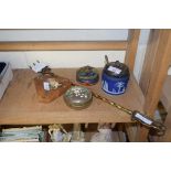 MIXED LOT COMPRISING A WEDGWOOD JASPERWARE PRESERVE POT, BRASS TOASTING FORK, POLISHED STONE