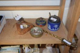 MIXED LOT COMPRISING A WEDGWOOD JASPERWARE PRESERVE POT, BRASS TOASTING FORK, POLISHED STONE