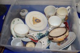 BOX OF MIXED CERAMICS TO INCLUDE ROYAL COMMEMORATIVE MUGS AND PLATES, REPRODUCTION WORCESTER TEA