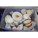 BOX OF MIXED CERAMICS TO INCLUDE ROYAL COMMEMORATIVE MUGS AND PLATES, REPRODUCTION WORCESTER TEA