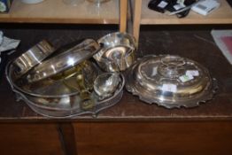 MIXED LOT OF SILVER PLATED WARES TO INCLUDE ENTRÉE DISH AND OTHER ITEMS
