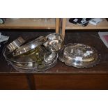 MIXED LOT OF SILVER PLATED WARES TO INCLUDE ENTRÉE DISH AND OTHER ITEMS