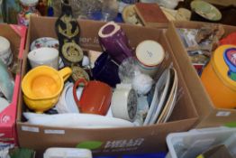 BOX OF MIXED CERAMICS TO INCLUDE DECORATED PLATES, MUGS, HORSE BRASSES ON LEATHER BACKS