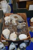 COLLECTION OF ROYAL COMMEMORATIVE CERAMICS AND GLASS WARES TO INCLUDE A RANGE OF QUEEN ELIZABETH