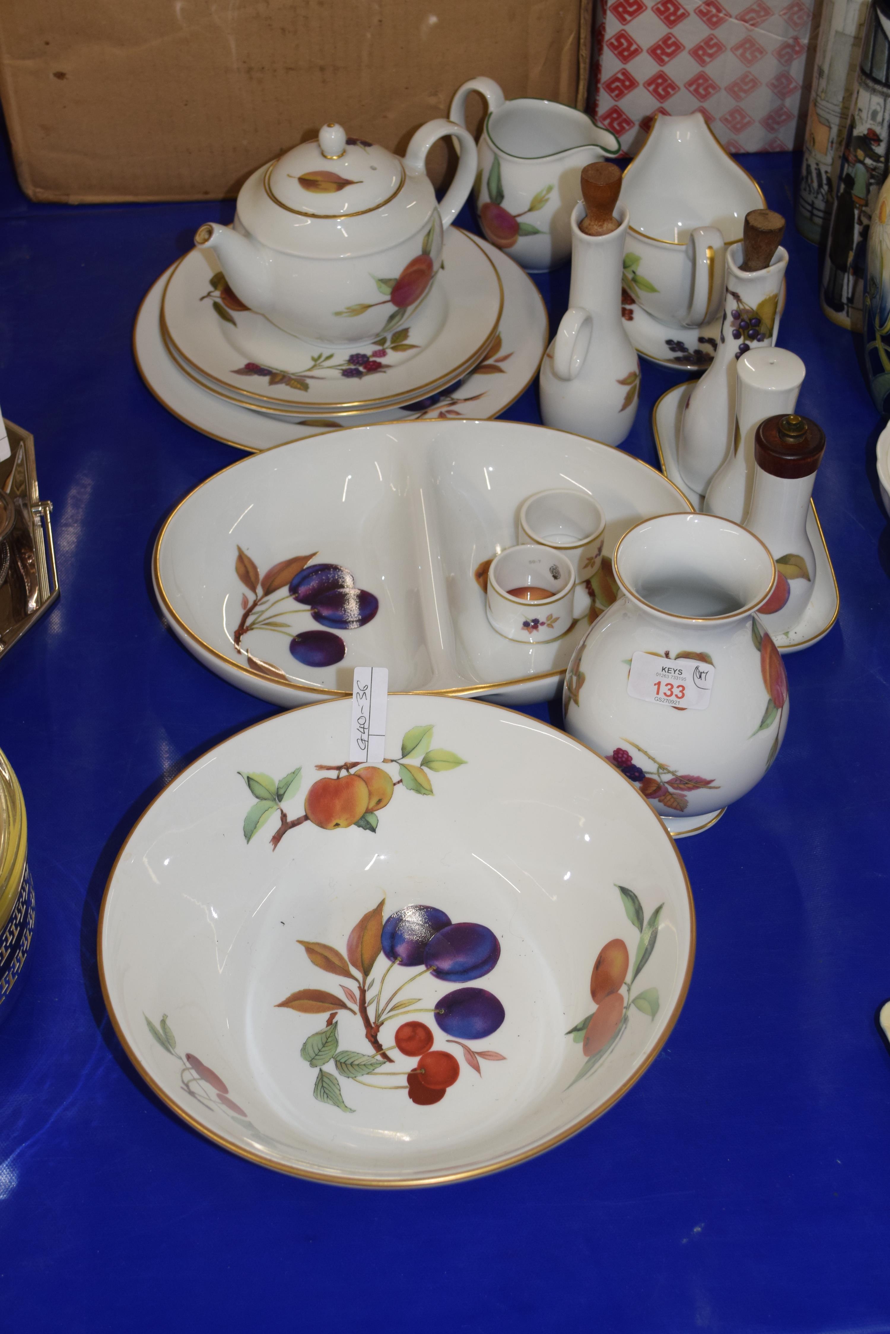 QTY OF ROYAL WORCESTER EVESHAM PATTERN TABLE WARES