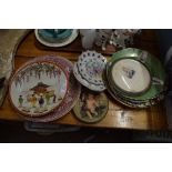 MIXED LOT OF DECORATED PLATES, QUEEN VICTORIA MEMORIAL PLAQUE ETC