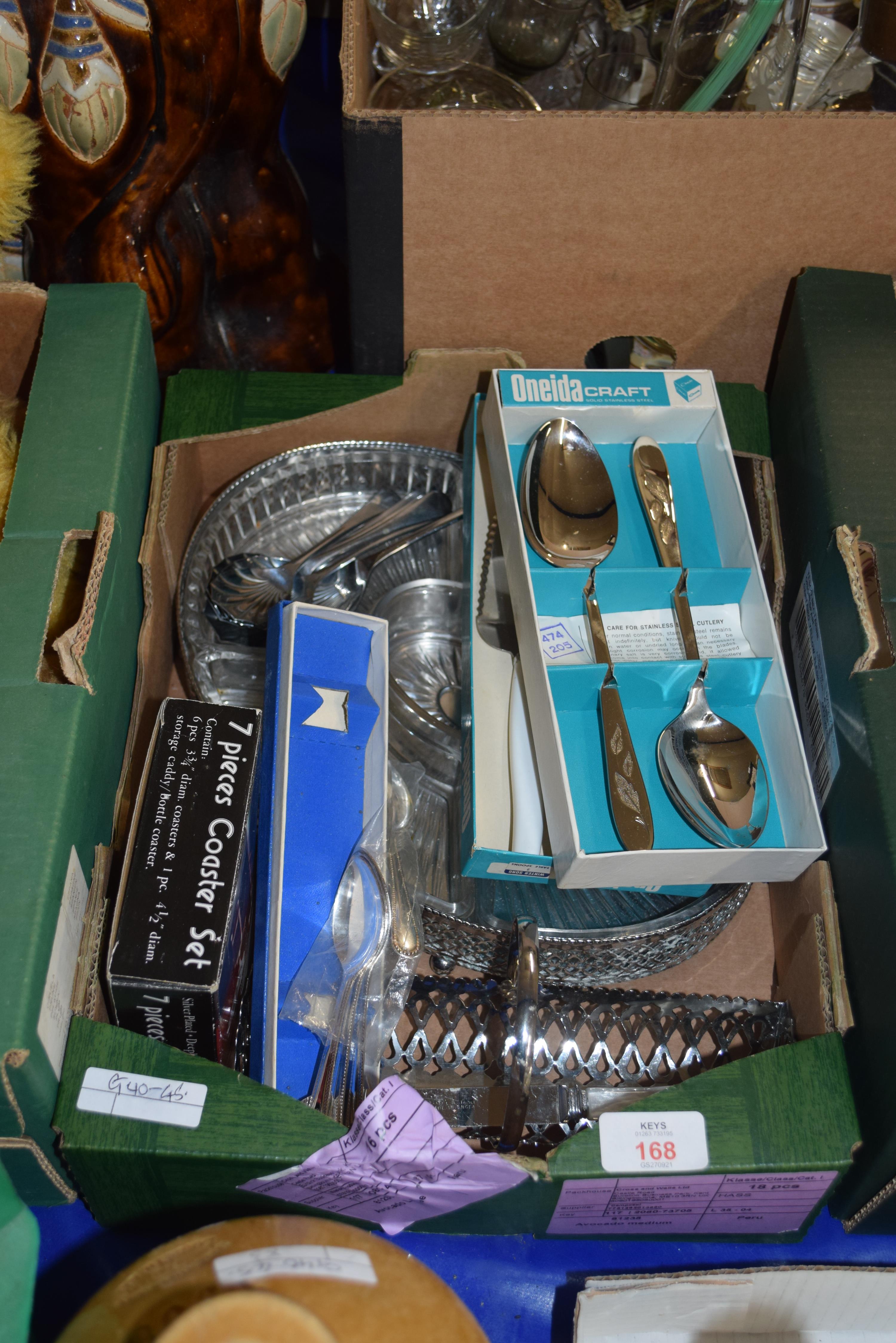 MIXED LOT COMPRISING A SILVER PLATED AND GLASS HORS D'OEUVRES DISH, BOXED CUTLERY, SILVER PLATED