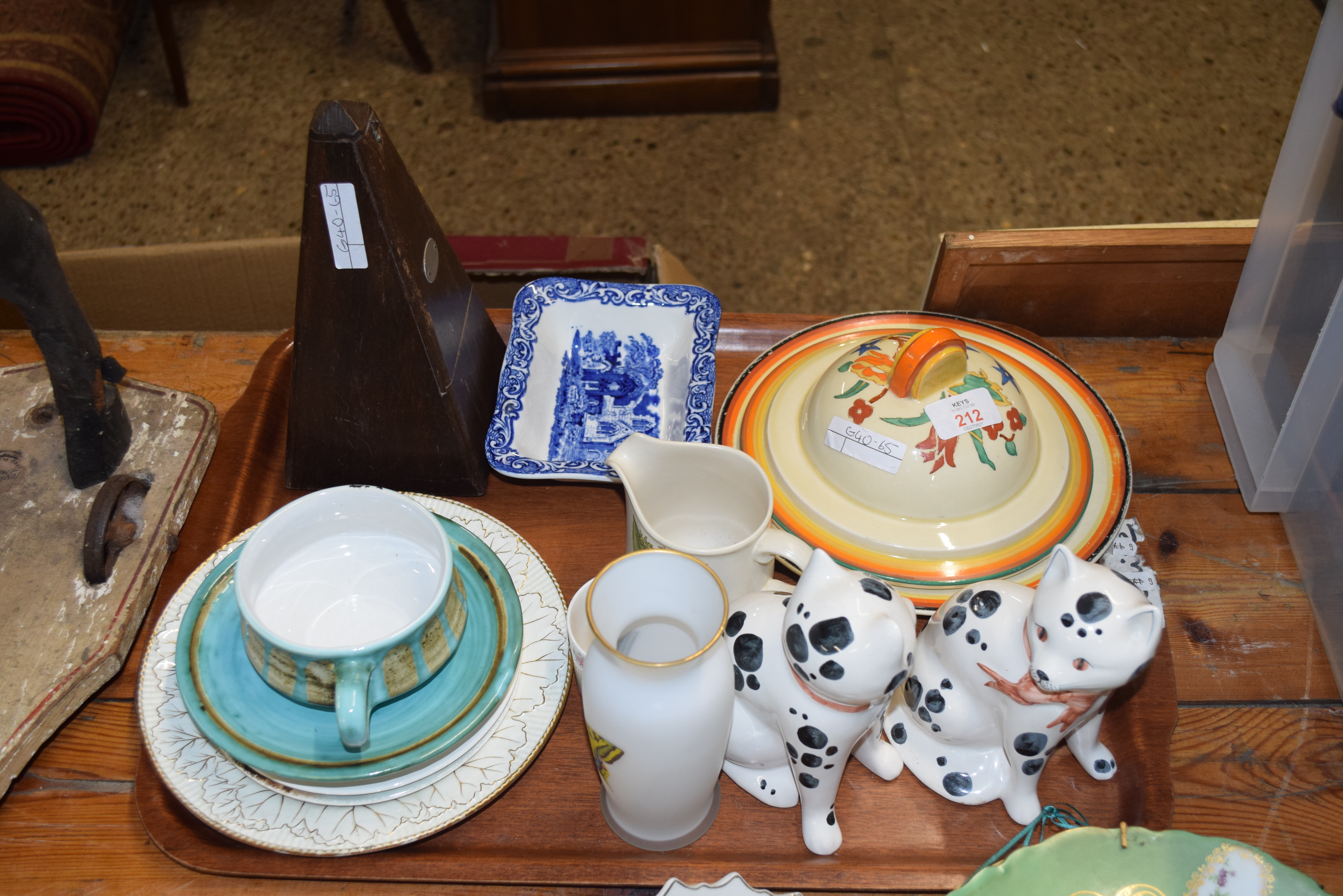 TRAY OF MIXED ITEMS TO INCLUDE A PAIR OF RYE POTTERY CATS, A RYE POTTERY DAVID SHARP CUP AND SAUCER,