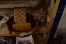 MIXED LOT OF TREEN WARES COMPRISING TURNED CANDLESTICK, BOWL, GAVEL AND BOXES