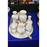 MIXED LOT OF CERAMICS TO INCLUDE AYNSLEY COTTAGE GARDEN VASES, AYNSLEY CAKE STAND AND OTHER ITEMS