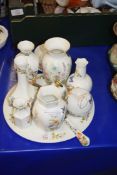 MIXED LOT OF CERAMICS TO INCLUDE AYNSLEY COTTAGE GARDEN VASES, AYNSLEY CAKE STAND AND OTHER ITEMS